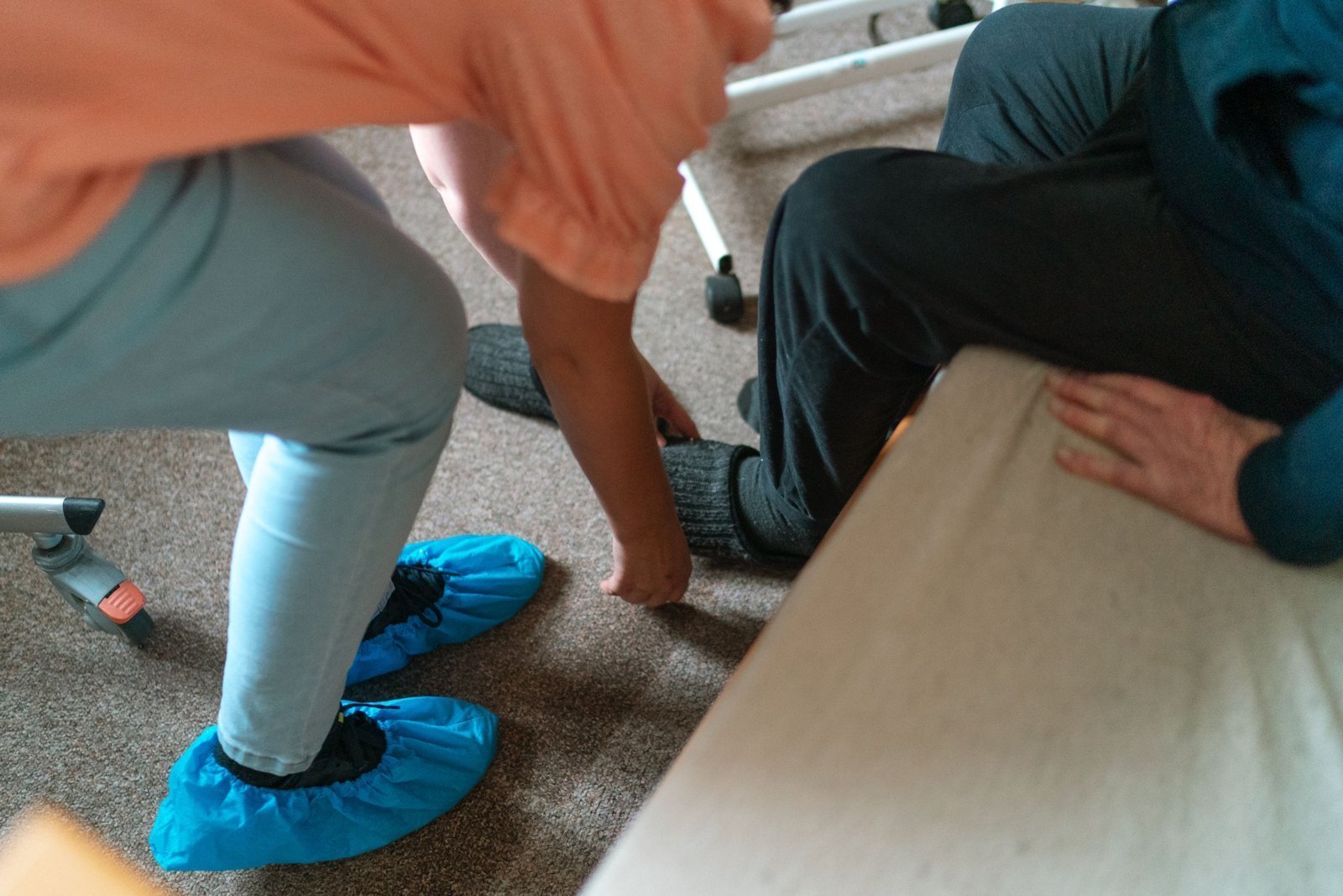 Gros plan sur un enfile-bas de contention rigide utilisé pour glisser une chaussette de compression.